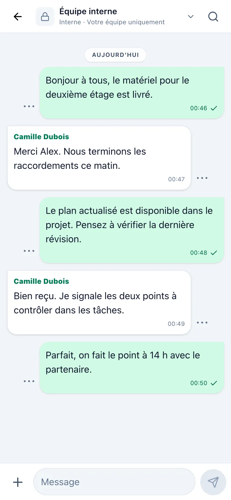 Une équipe échange les consignes et les informations de livraison dans Oltrane.